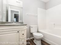 $980 / Month Apartment For Rent: 1450 W Lark Street - Standard 3 Bed, 2 Bath - Q...